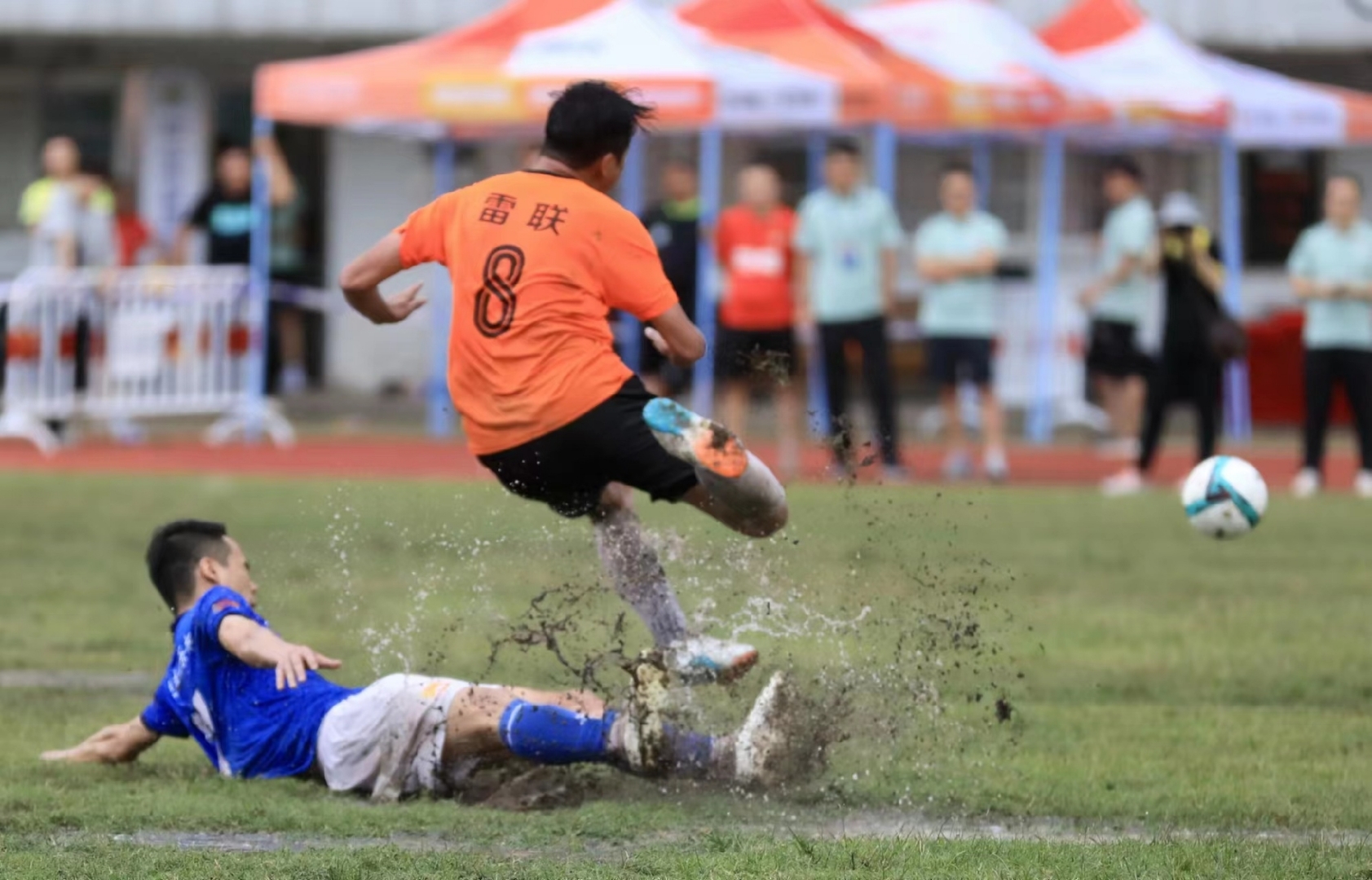 球员技艺展示魅力，比赛现场精彩绝伦