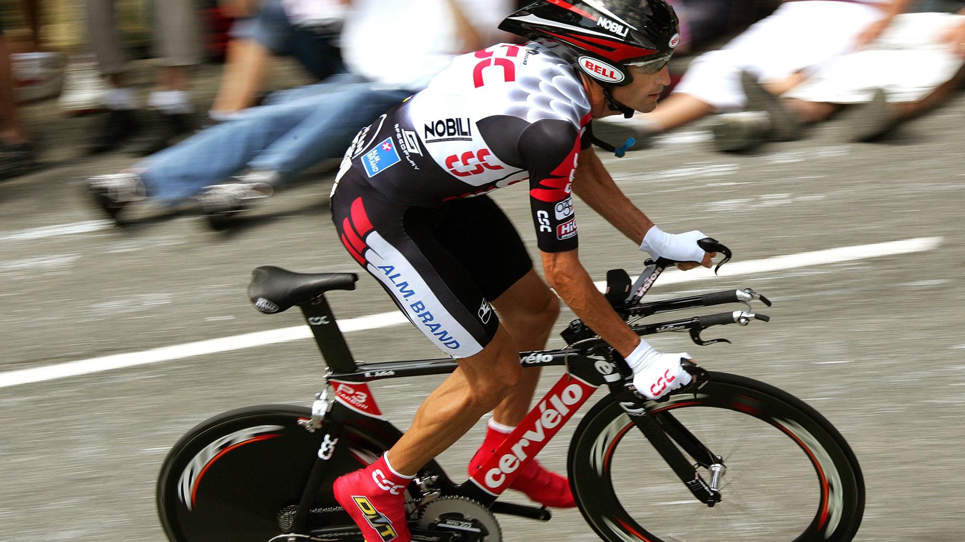 开云体育官网-阿圭罗的黄昏圣歌，佛罗伦萨夜空中，他如何以一脚定音主宰红黑军团的命运