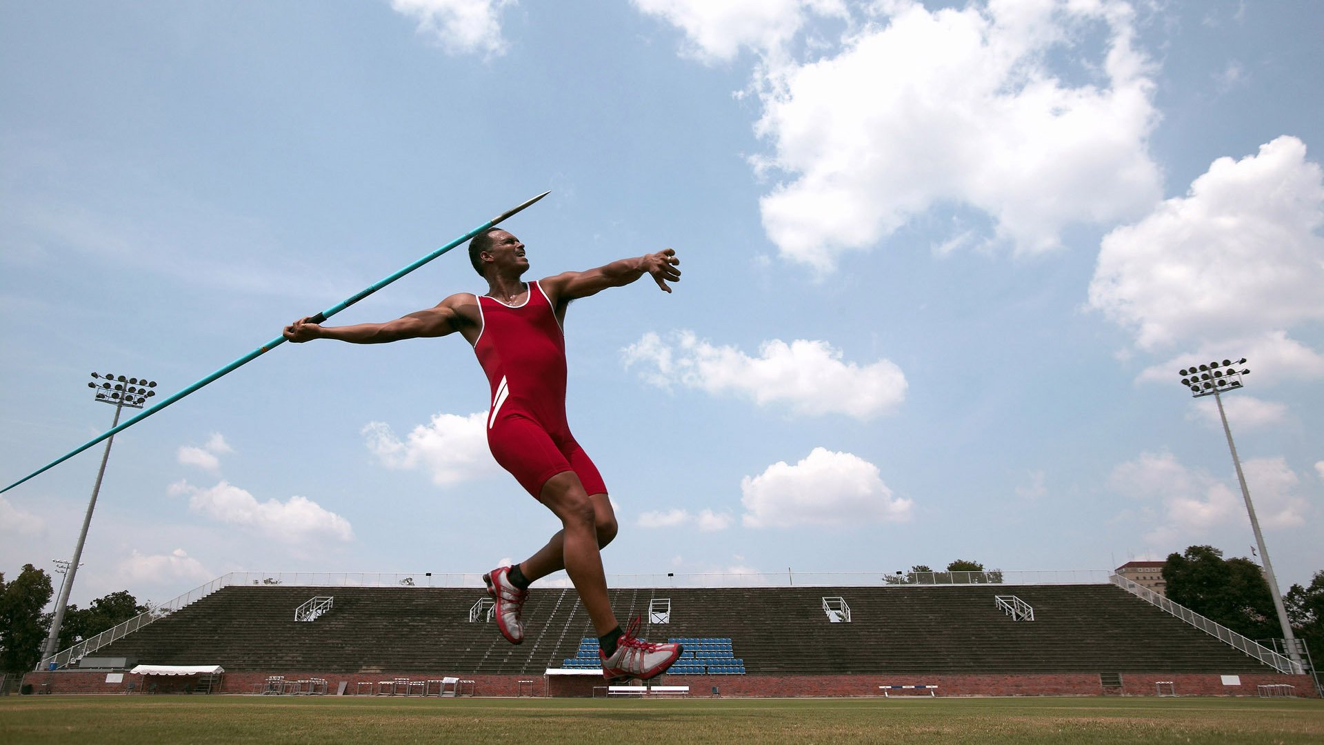 布伦森冠军级表现导演逆转，雄鹿翻盘上海队背后的篮球哲学