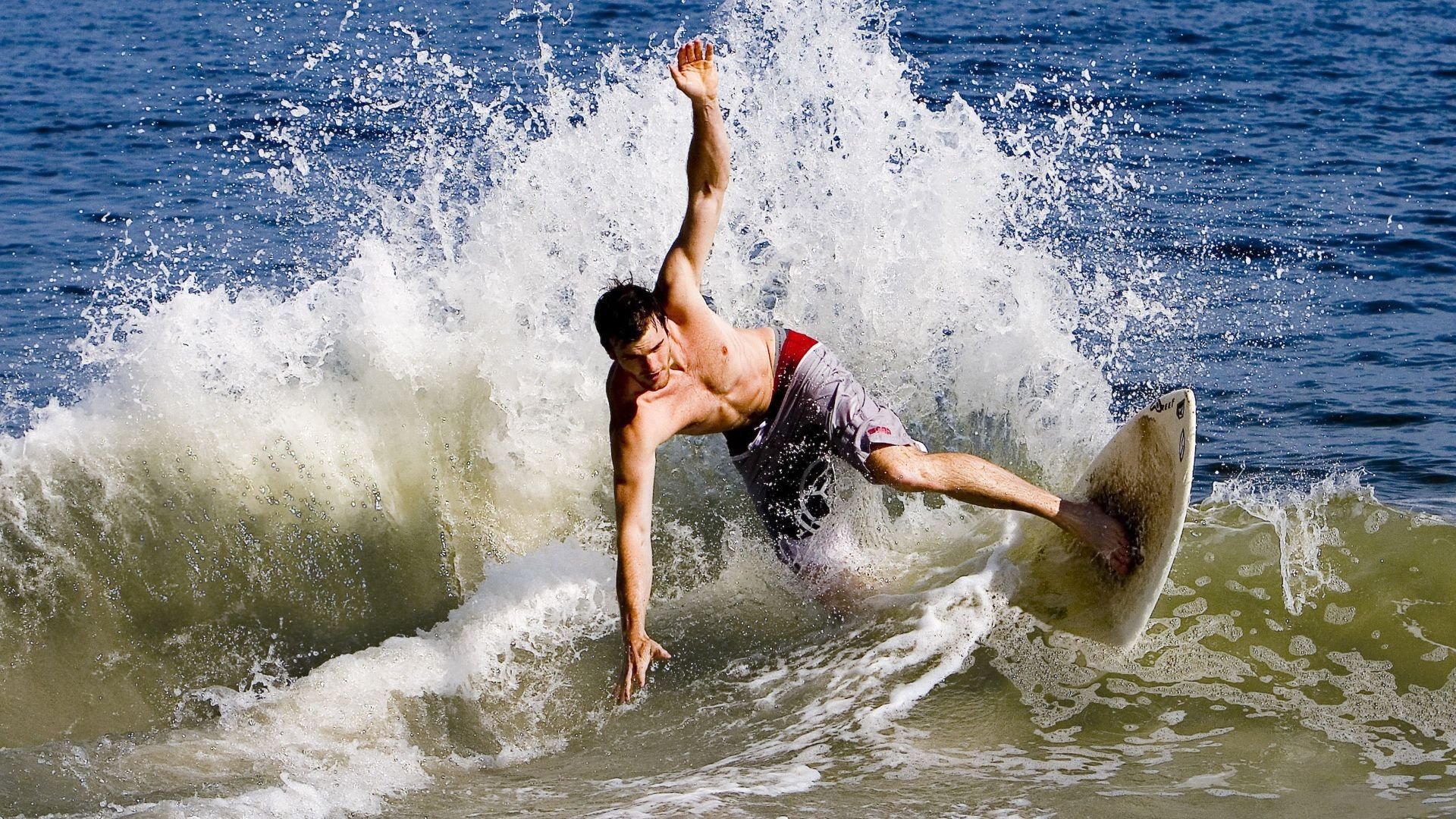 开云下载-绝境反击，红牛与法拉利的极限博弈，勒克莱尔纪录之夜难敌维斯塔潘王者之气